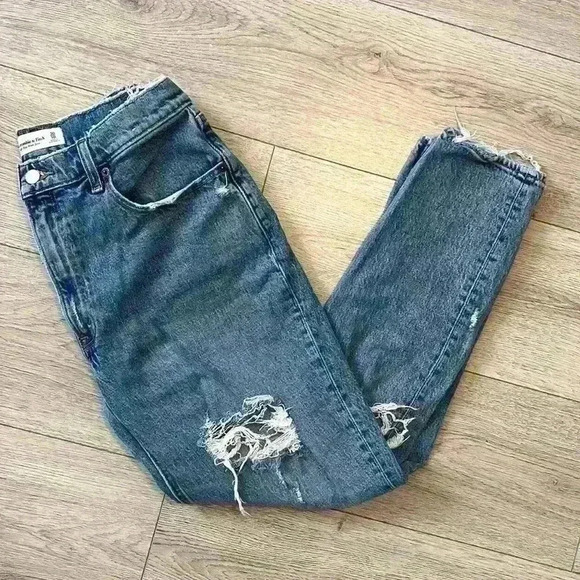 Abercrombie & Fitch High Rise Mom Jean Size 30/10L - Picture 1 of 11